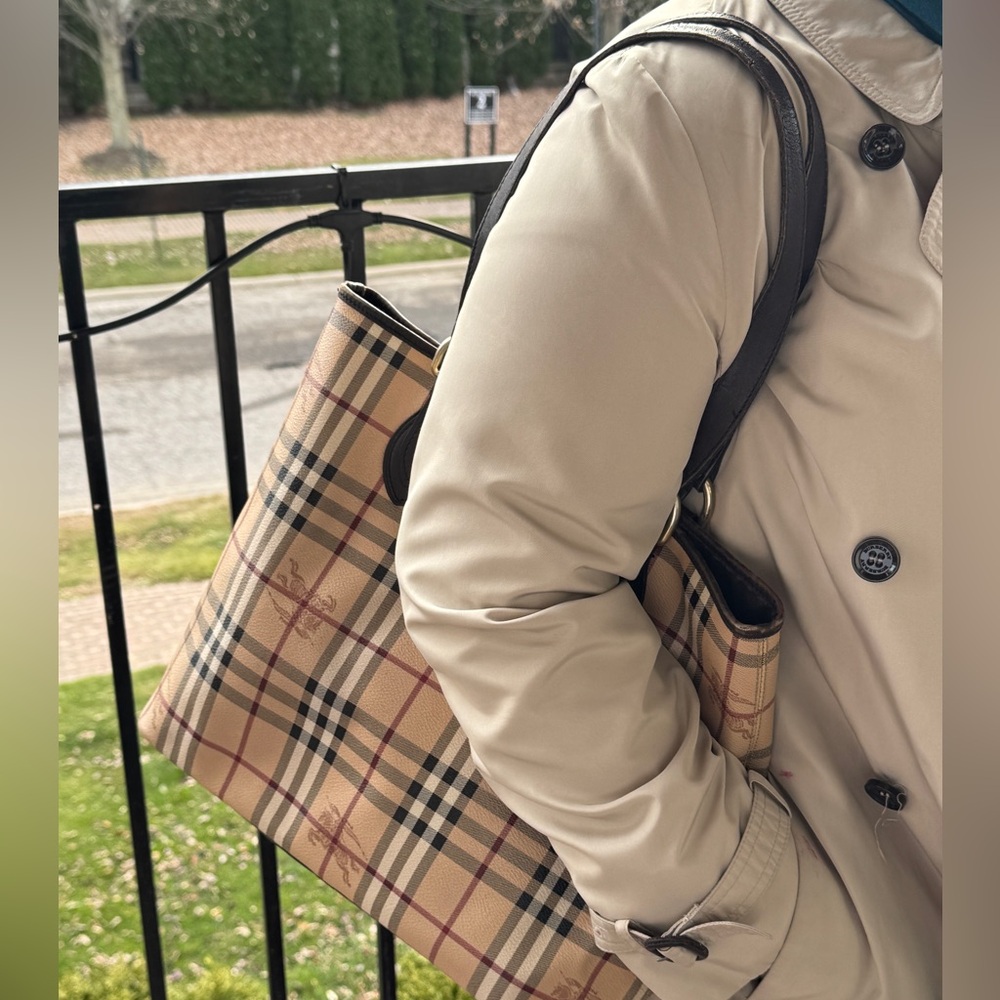 Burberry Haymarket Check Tote Bag – Classic Equestrian Knight Logo - Picture 9 of 11
